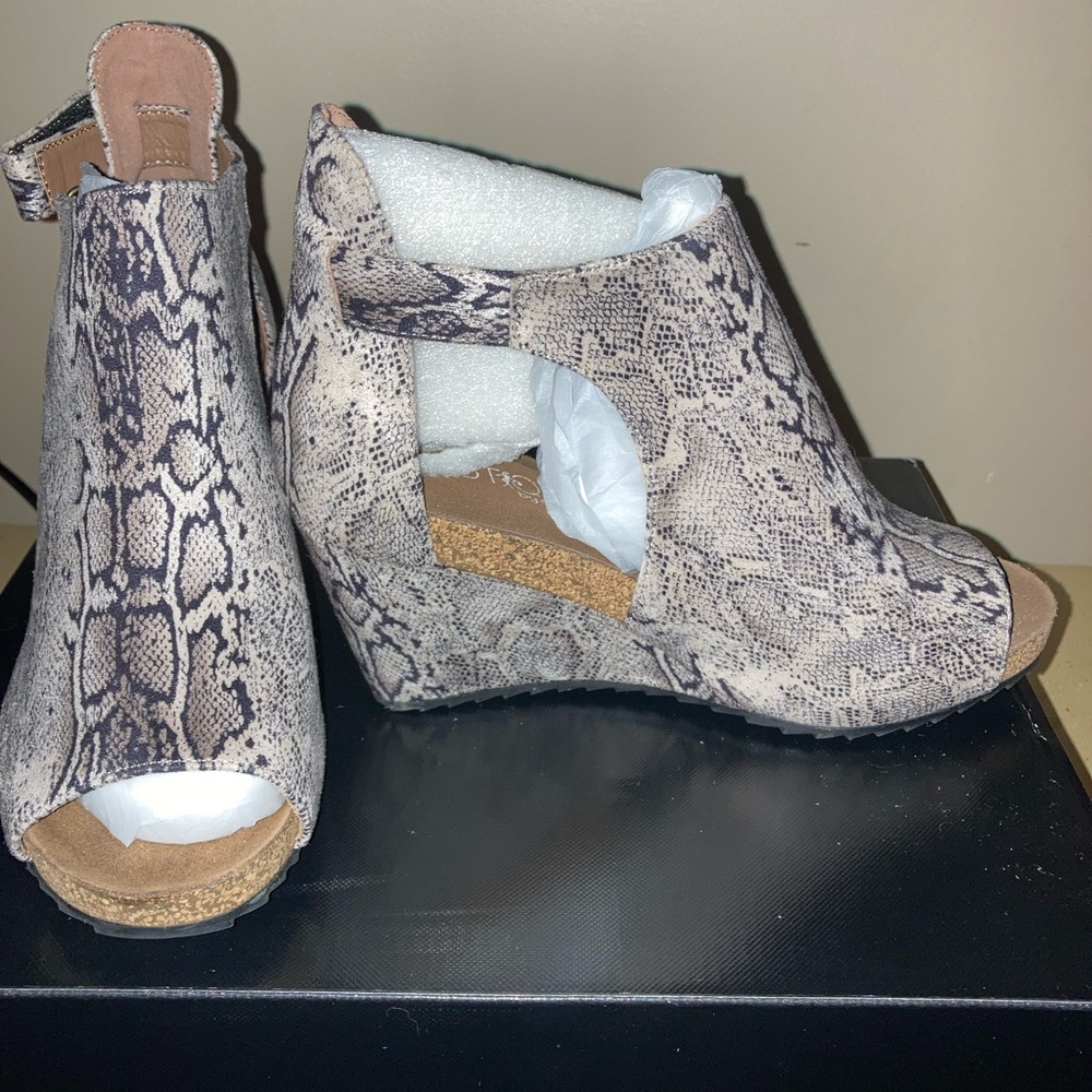 New snakeskin  open toe wedge shoe